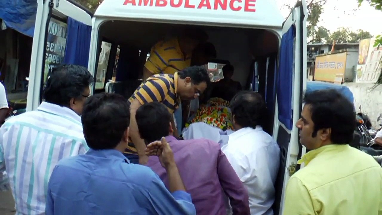 Madhur Bhandarkars mother last rites