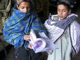 De jeunes afghans découvrent FHM