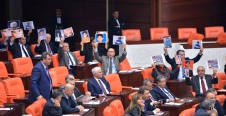 HDP'liler Meclis'te AK Parti Döneminde Öldürülen Çocukların Fotoğrafını Açtı