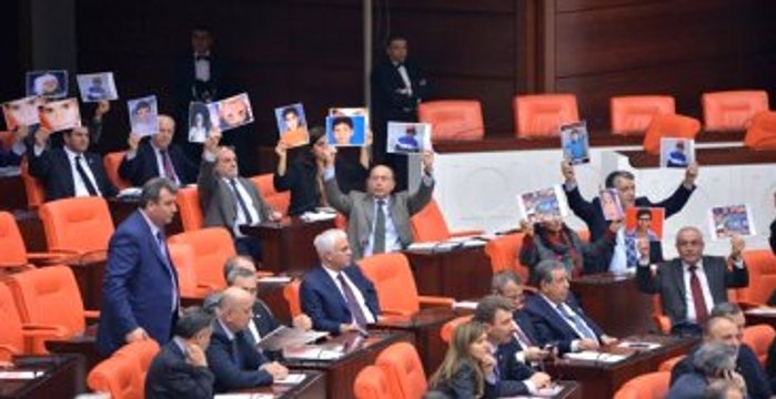 HDP'liler Meclis'te AK Parti Döneminde Öldürülen Çocukların Fotoğrafını Açtı