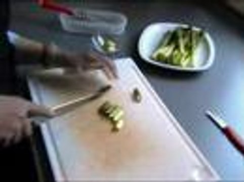 Red Kitchen - Folge 01: Warmer Spargelsalat mit grünem Spargel und Sesam