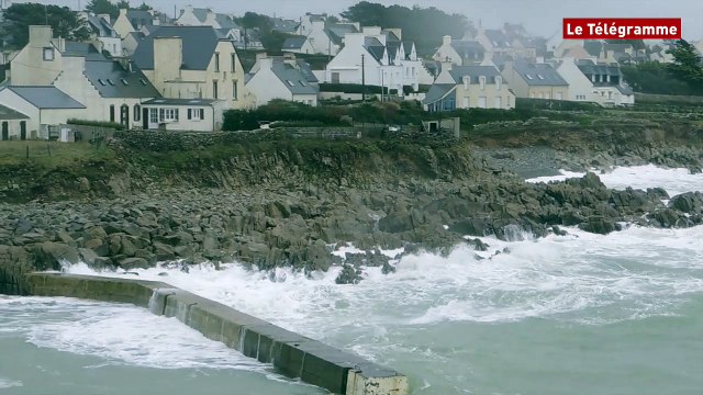 Plouhinec (29). Vagues à Pors Poulhan