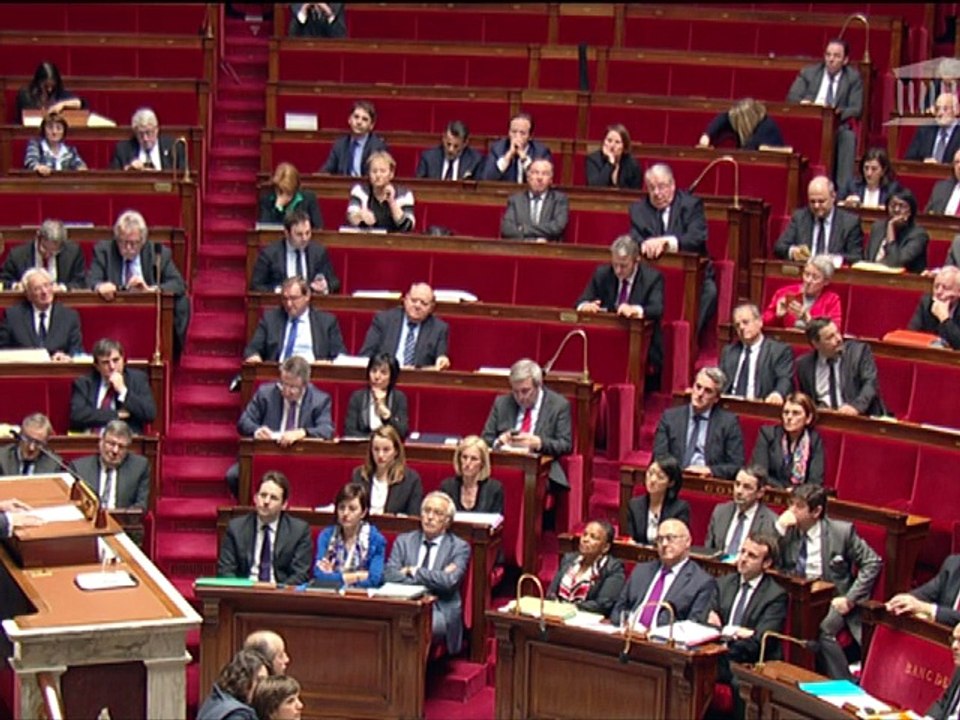 L'Assemblée rejette la motion de censure, Valls promet de réformer "sans relâche"