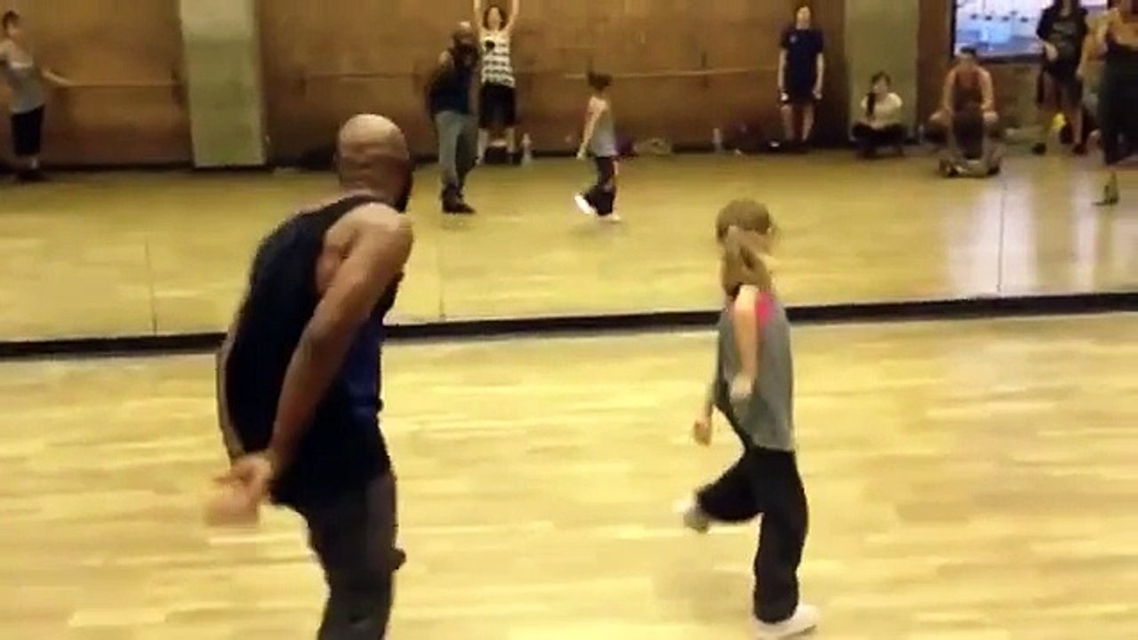 Cette petite danse le hip-hop comme une pro !