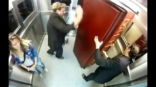 Caméra cachée Un cercueil dans un ascenseur