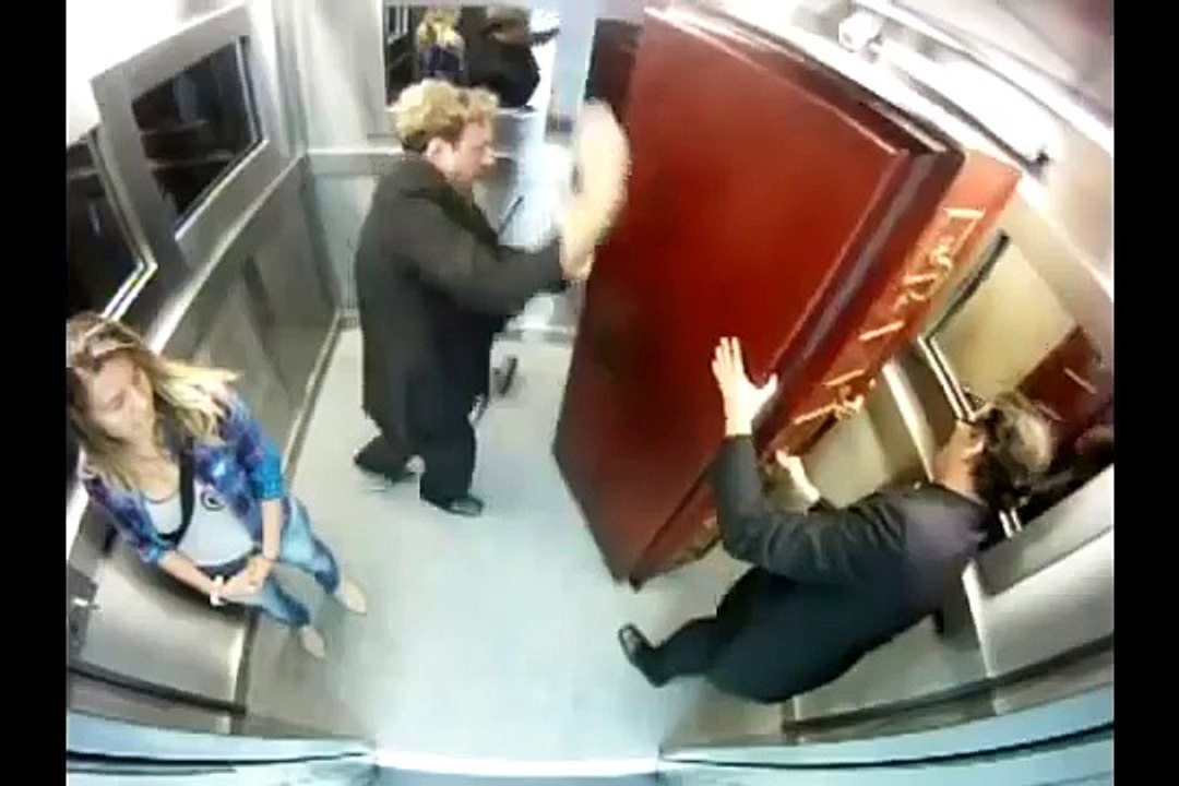 Caméra cachée Un cercueil dans un ascenseur