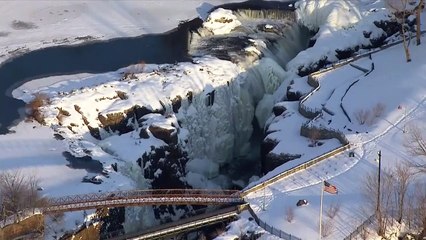 O espetáculo das Cataratas do Niágara congeladas