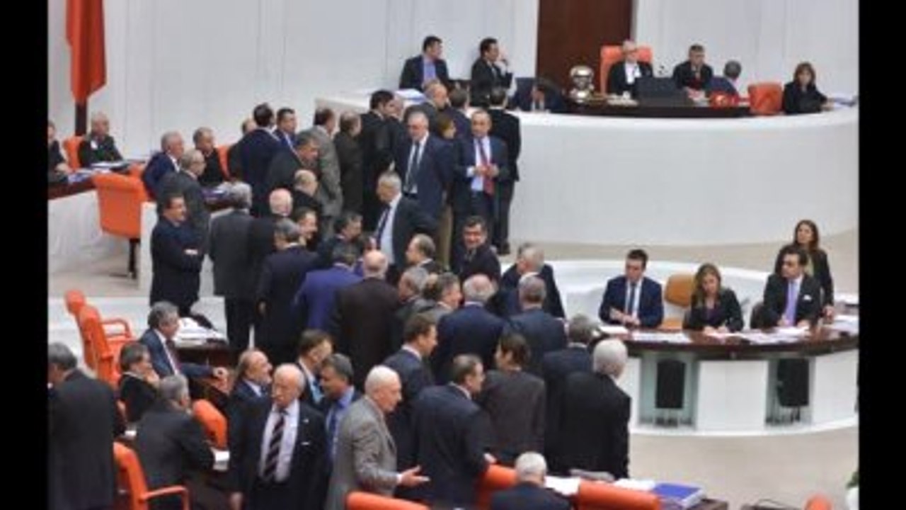 Muhalefet Direniyor
