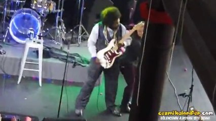 Afroman'in Sahnede Kadın Hayranına Vurması