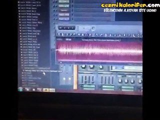 Tablet Kutu Açılımı Yapan Çocuğun Sesinden Şarkı Yapmak