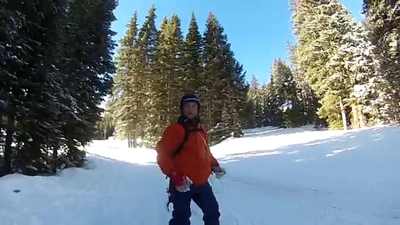 Son snowboard est équipé d'un turbo qui le fait surfer à toute allure !