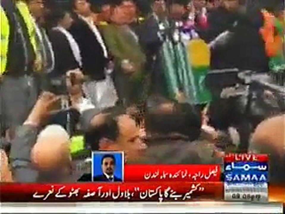 Indians throwing Tomatoes , eggs , water bottles on Bilawal Bhutto Zardari