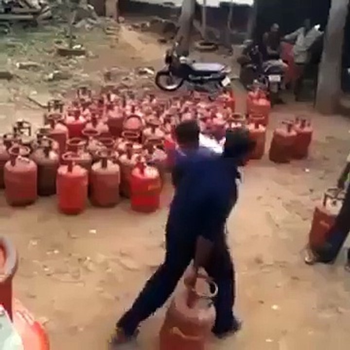 Dangereuse façon de Charger des bouteilles de gaz en Inde