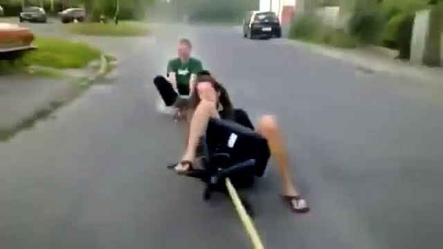 Faire du surf avec des chaises de bureau! Dangereux...