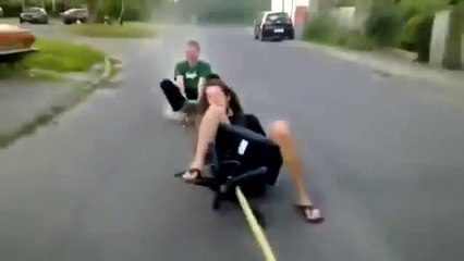 Faire du surf avec des chaises de bureau! Dangereux...