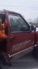 Download Video: Un taré patine sur l'autoroute, accroché à une voiture!