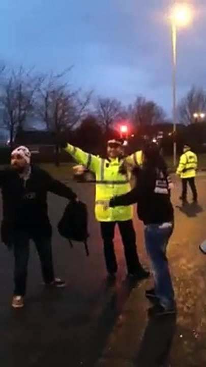 Beşiktaş taraftarı İngiliz polise üçlü çektirdi