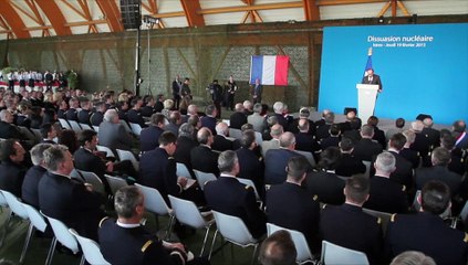 Hollande en visite à la base aérienne d'Istres