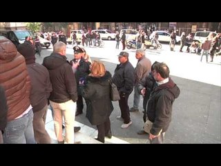 Napoli - Gli ex operai Cub tentano di occupare la Cattedrale (19.02.15)