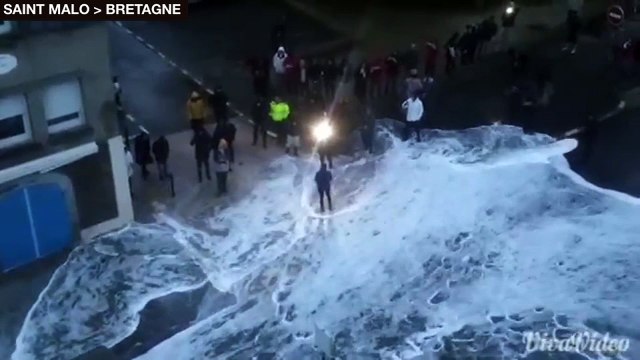 Saint Malo : Les images spectaculaires de la vague qui emporte la journaliste de BFMTV