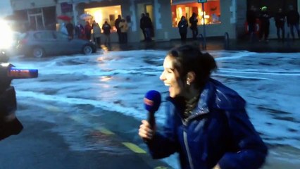 Une journaliste de BFMTV emportée par une vague en plein duplex.