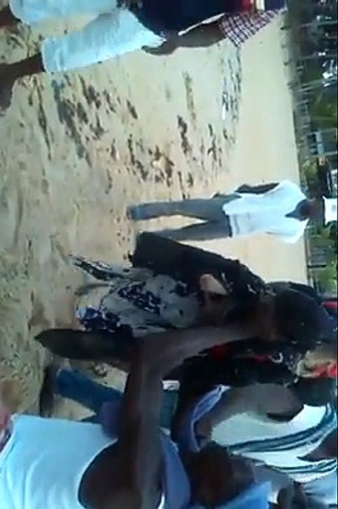 Un Bébé  enterré vivant pour question de malformation par sa mére en Cote d´Ivoire au bord de la mer à  Brand Bassam