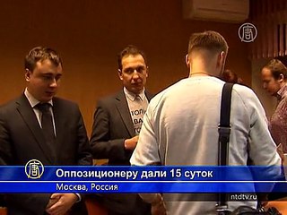 Навального приговорили к 15 суткам ареста за листовки