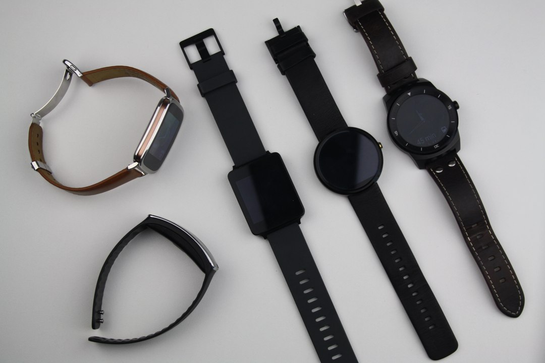 Smartwatches 2015 - ein Vergleich zwischen ASUS ZenWatch, G Watch R, Moto 360 und Samsung Gear Fit