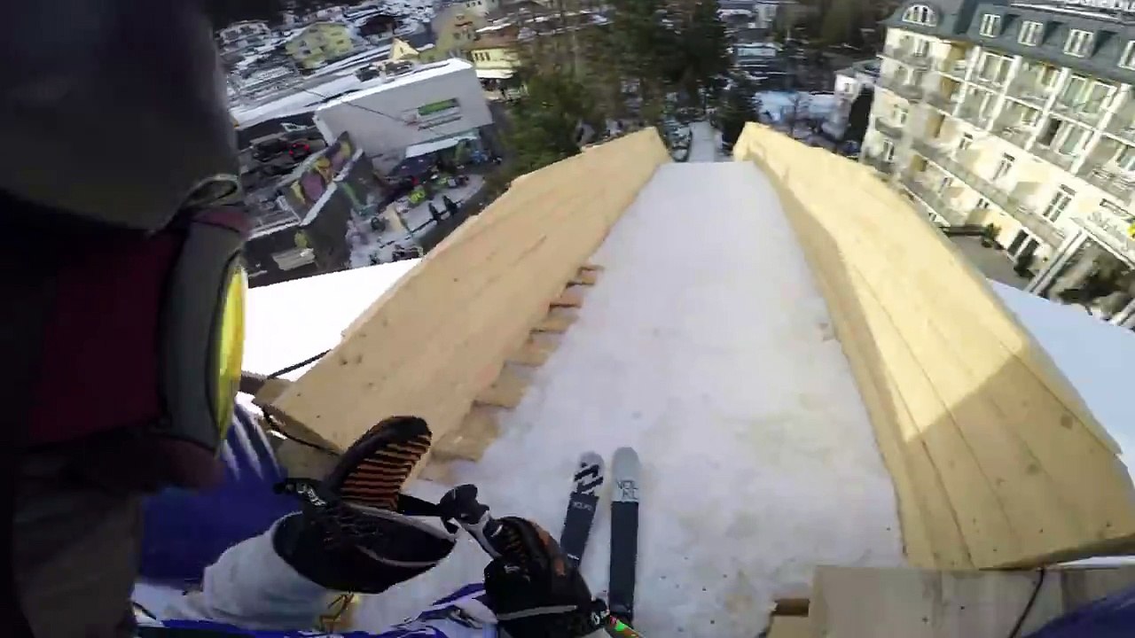 Une descente freestyle dans les rue d'une ville en ski