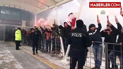 Galatasaray Kafilesi Meşalelerle Karşılandı