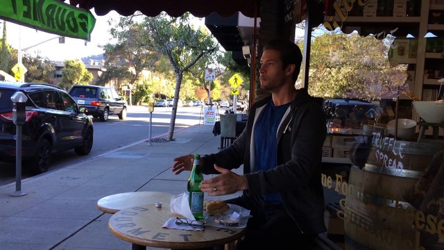 Manger comme un robot (avec les bruitages)