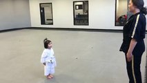 Menininha de 3 anos aprendendo Artes Marciais