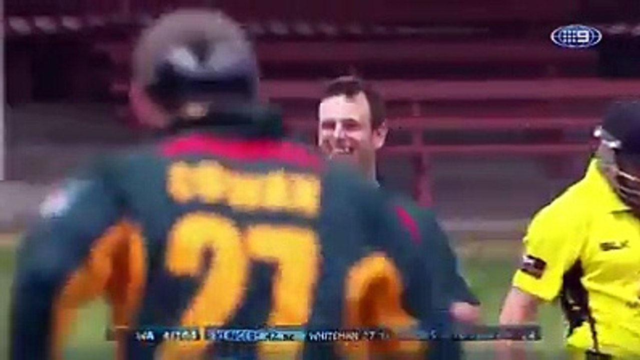 10TH METRE AWAY CATCH FROM KEEPER KAMRAN AKMAL ON BIG BASH LEAGE 2015