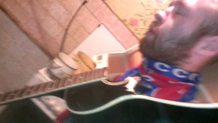 Un homme se fait casser une guitare sur la tête