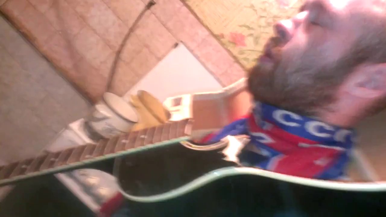 Un homme se fait casser une guitare sur la tête