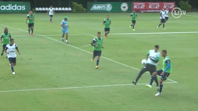 Olé! Rafael Marques dá belo chapéu em treino do Verdão