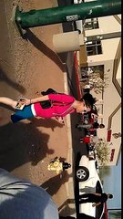 Femme presque écrasée entre deux voitures