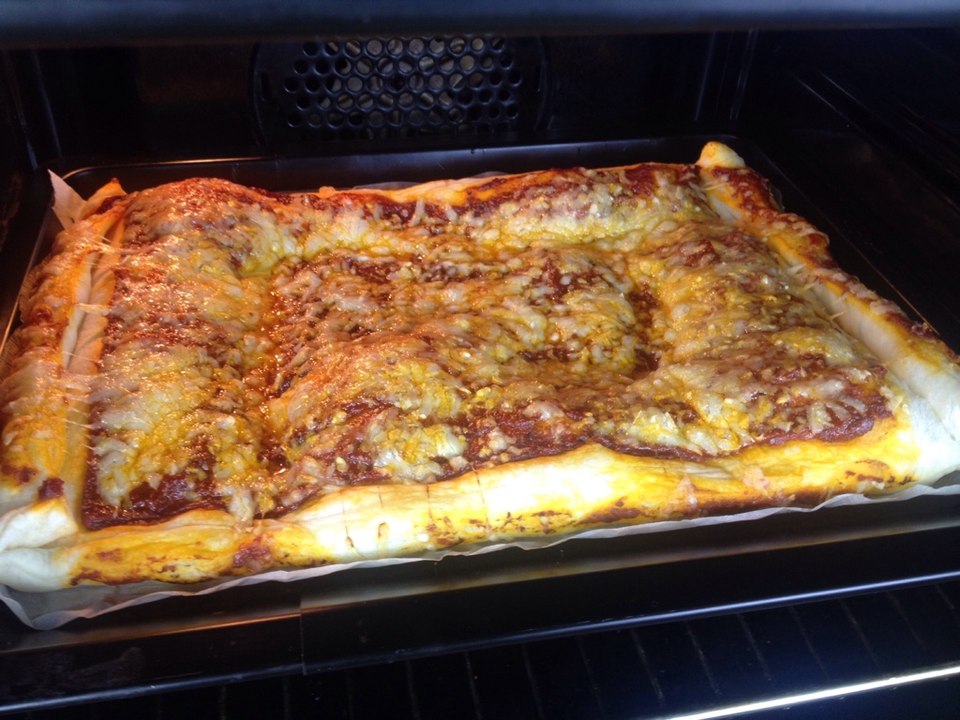 Einfache Blätterteigpizza als Snack  Basisrezept - Belegen nach Wahl