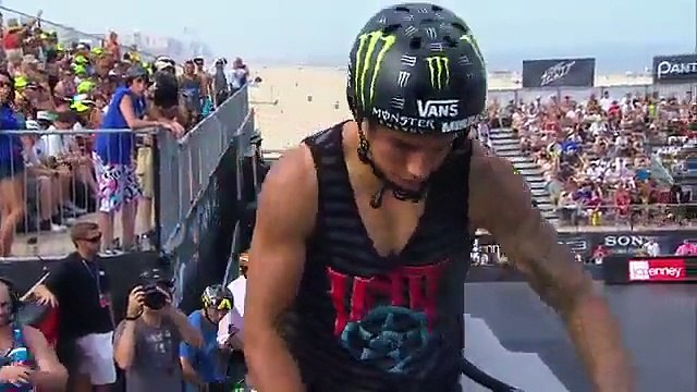 E você que nem sabe andar de bicicleta. Atleta faz manobras insanas no BMX