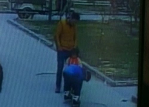 Chine : un enfant projeté en l'air par l'explosion d'un pétard - ZAPPING ACTU HEBDO DU 21/02/2015