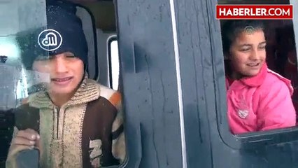 Öğrenci Servis Minibüsü Kar Nedeniyle Yolda Kaldı