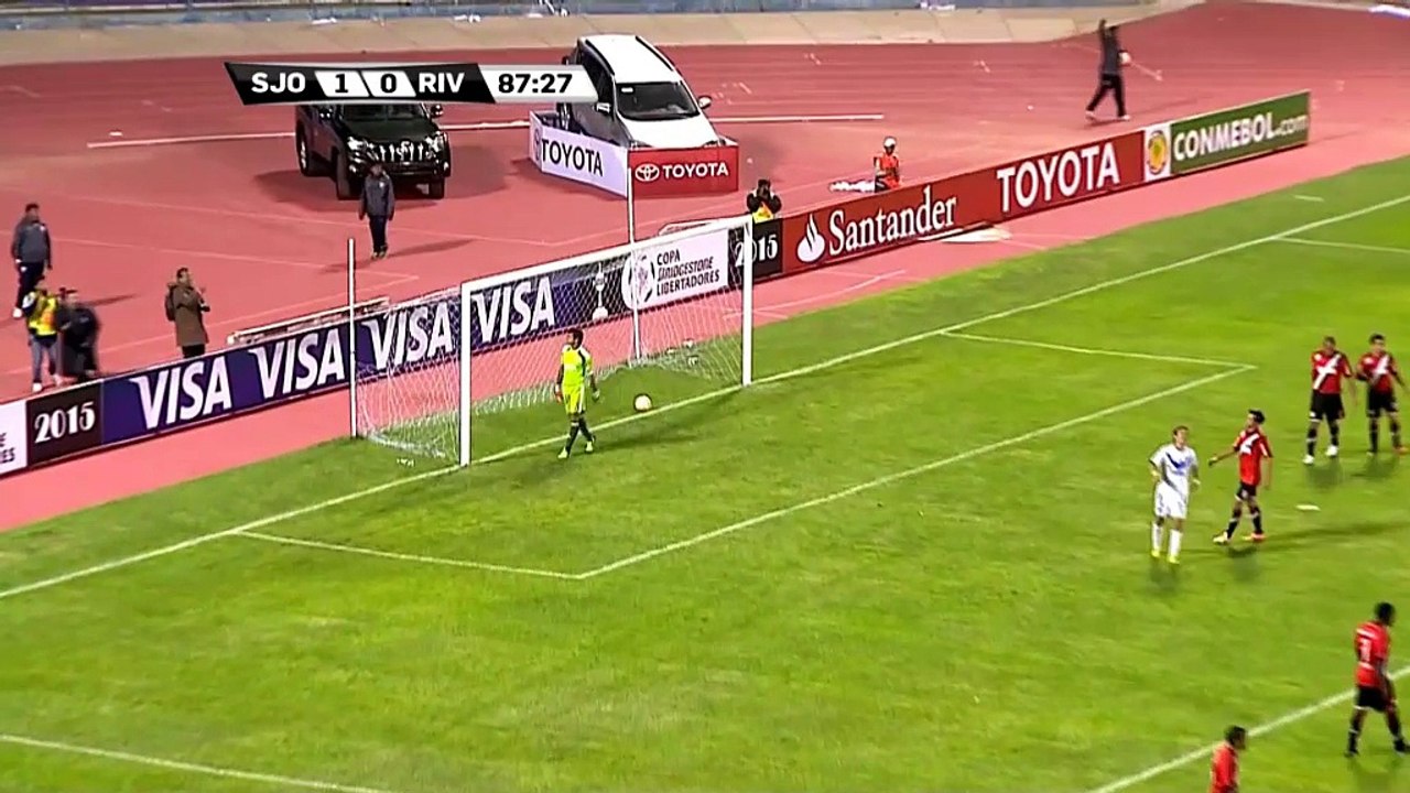 Valverde mit 36-meter-freistoss-hammer