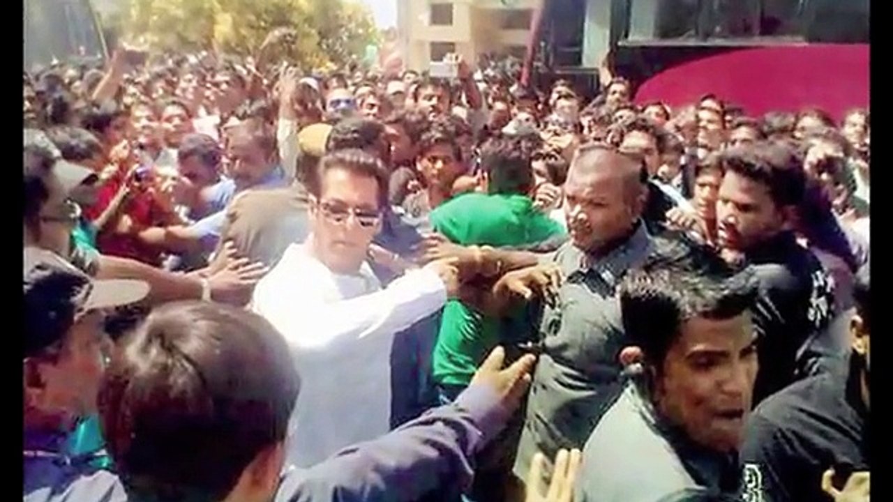 Ameesha Patel Slaps Molester   Must Watch.mp4