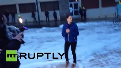 Una gigantesca ola se llevó a una reportera en directo