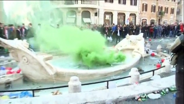 A Rome, la fontaine de la Barcaccia vandalisée par les hooligans de Feyenoord