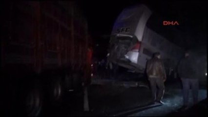 Kütahya'da Kamyon ve Otobüsün Karıştığı Zincirleme Kazada 18 Kişi Yaralandı