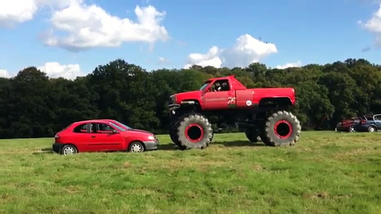 Crushing Cars In A Monster Truck video Dailymotion