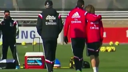 the embrace welcoming of Cristiano Ronaldo to Modric - Real Madrid Training 2015‬