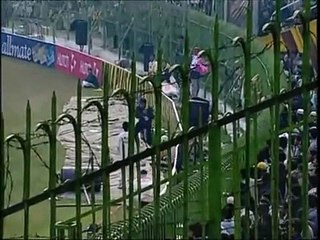 IRFAN PATHAN DESTROYS PAKISTAN WITH THE BAT! 65 VS PAK 1ST ODI 2006