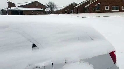 Déneiger rapidement une voiture avec de la musique